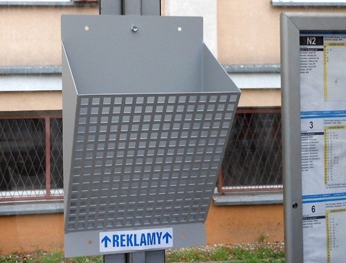 Dobry pomysł drogowców: pojemniki na ulotki na przystankach