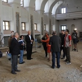 Dziennikarze w Sali królewskiej