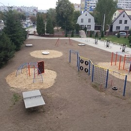 „Szóstka” ma nowe boiska, plac zabaw i siłownię pod chmurką