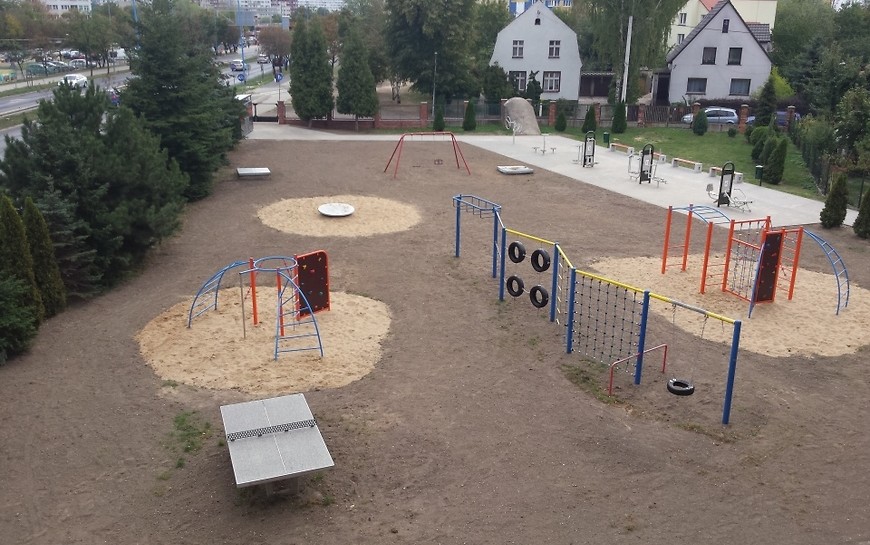 „Szóstka” ma nowe boiska, plac zabaw i siłownię pod chmurką