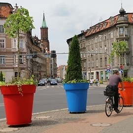 Kolorowe donice w centrum