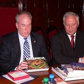 Kolekcja amerykańskich książek wzbogaciła zasoby Legnickiej Biblioteki Publicznej