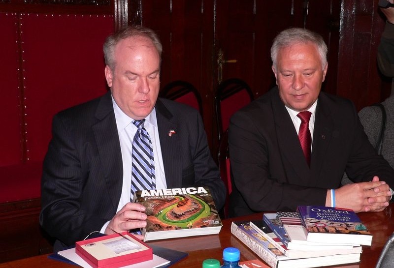 Kolekcja amerykańskich książek wzbogaciła zasoby Legnickiej Biblioteki Publicznej