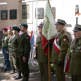 Legnica uczciła 65. rocznicę zakończenia II wojny światowej. Na Cmentarzu Żołnierzy Radzieckich zapłonęły 1.272 znicze