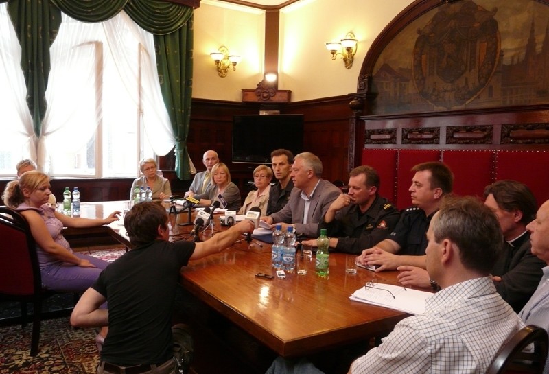 Konferencja prasowa w legnickim ratuszu. Wstępna ocena skutków nawałnicy.