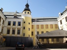 Kolejny etap odnowy Akademii Rycerskiej zakończony. Gotowe są wewnętrzne elewacje