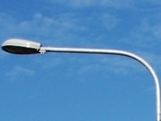 Kolejna ulica oświetlona nowymi latarniami