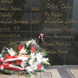 Kwiaty przy tablicach upamiętniających Jerzego Szmajdzińskiego i Ryszarda Kaczorowskiego