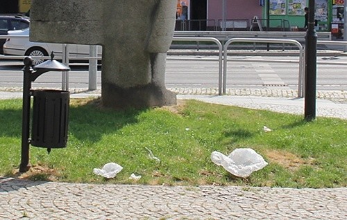 Kosze prawie puste, a najbliższa okolica zaśmiecona