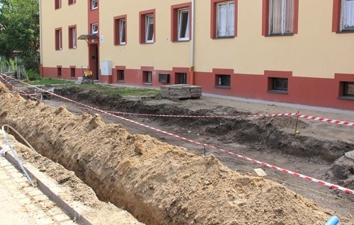 LBO to jest to! Na Okrężnej oświetlenie gotowe, chodnik w budowie