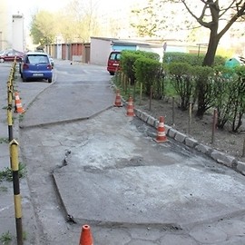 Kolejny chodnik i podwórzowa nawierzchnia w naprawie