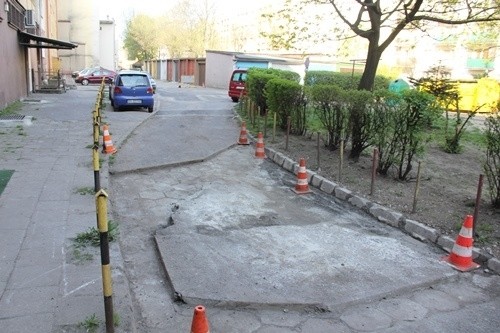 Kolejny chodnik i podwórzowa nawierzchnia w naprawie