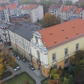 Kolejna szkoła malowana światłem