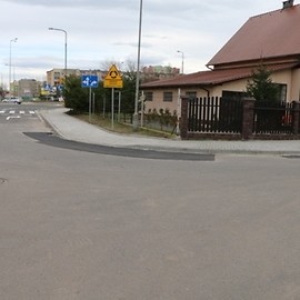 Kolejny chodnik na Piekarach