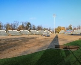 Kładą murawę na stadionie
