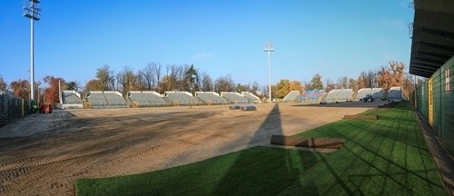 Kładą murawę na stadionie