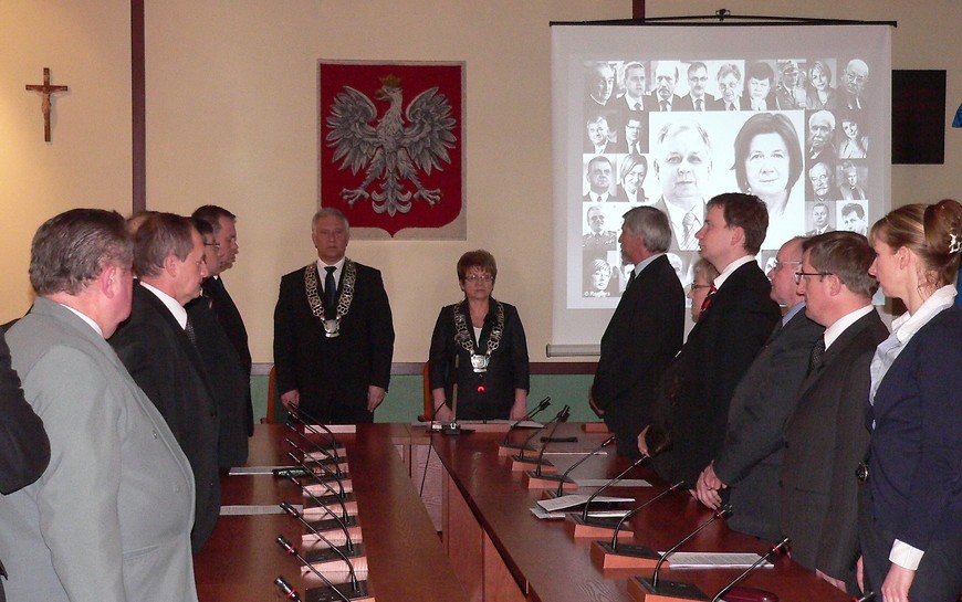 Legniczanie opłakują tragicznie zmarłych. Nadzwyczajna sesja Rady Miejskiej