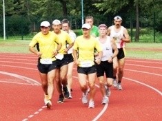 Maratończycy biją rekord Polski także na legnickim obiekcie lekkoatletycznym
