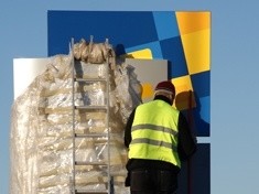 Na rogatkach miasta rozpoczął się montaż nowych „witaczy”