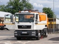 Nowoczesna zamiatarka sprząta ulice miasta