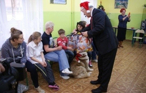 Mikołaje w legnickich placówkach i na ulicach