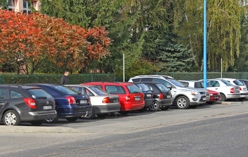 Na nowym parkingu przy Marynarskiej mieszkańcy już parkują samochody