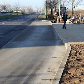 Na Piłsudskiego nowa zatoka z chodnikiem i ścieżką rowerową