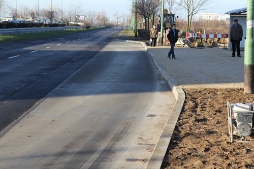 Na Piłsudskiego nowa zatoka z chodnikiem i ścieżką rowerową