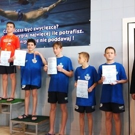 Młody mistrz pływacki z Delfinka