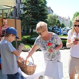 Mali Bohaterowie przed ratuszem