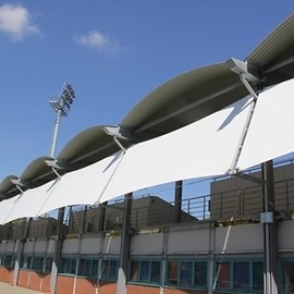 Montaż wiatrołapów na stadionie