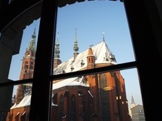Pamiątkowa płyta w legnickiej Katedrze w pierwszą rocznicę katastrofy smoleńskiej