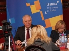 Pakiet projektów uchwał o gospodarce odpadami trafia do Rady Miejskiej. (Z konferencji prasowej Prezydenta Legnicy)