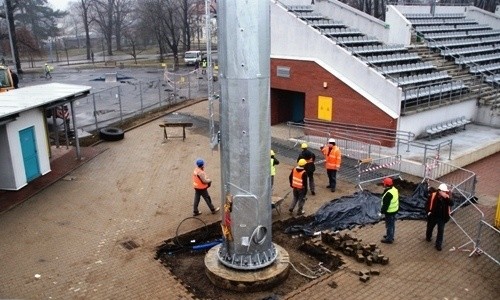 Potężne maszty oświetleniowe montowane na stadionie z zegarmistrzowską precyzją