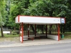 Policjanci złapali wandali dewastujących wiatę przystankową