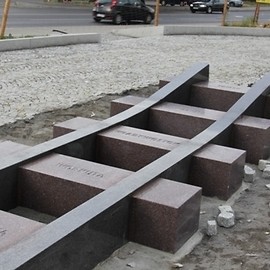 Pomnik Zesłańcom Sybiru już w części zmontowany