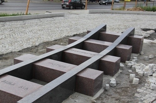 Pomnik Zesłańcom Sybiru już w części zmontowany