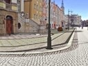 Spacer po rewitalizowanej płycie legnickiego Rynku.