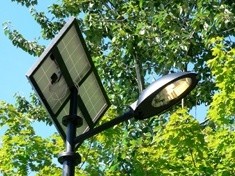 Solarne latarnie oświetlają ulicę Zielną w Legnicy