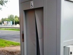 Sprawcy dewastacji windy nagrani przez monitoring