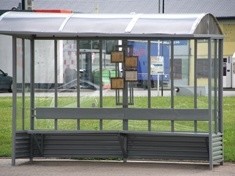 Rozbijali wiatę przystankową na ul. Nowodworskiej. Policja natychmiast złapała wandali