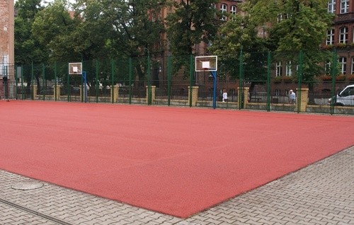 Remontują szkolne boiska