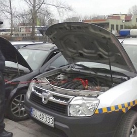 Strażnicy miejscy pomagają uruchomić samochód