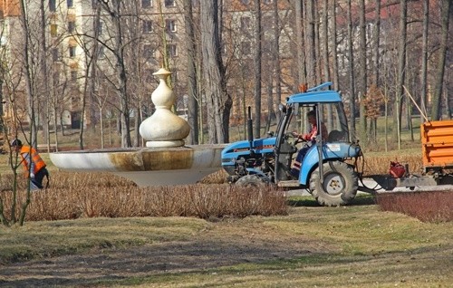 Przed nowym sezonem remonty i konserwacje fontann i muszli koncertowej