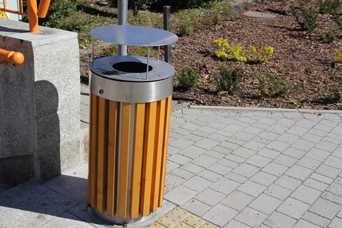 Przybywa pojemników na śmieci… i śmieci wokół nich