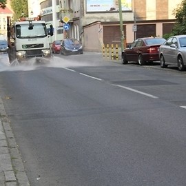 Samochody polewaczki na ulicach Legnicy
