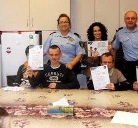 Strażnicy miejscy pomagają niepełnosprawnym