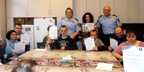 Strażnicy miejscy pomagają niepełnosprawnym