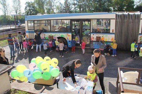 Przedszkolaki pomalowały autobus