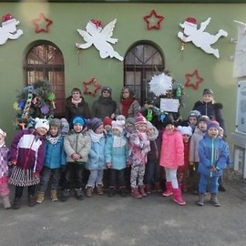 Przedszkolaki udekorowały choinki w mini-zoo